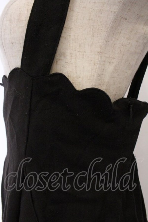 画像2: Fi.n.t / サスペンダー付きスカラップハイウエストスカート  クロ O-26-04-07-010-CA-OP-IG-OS (2)