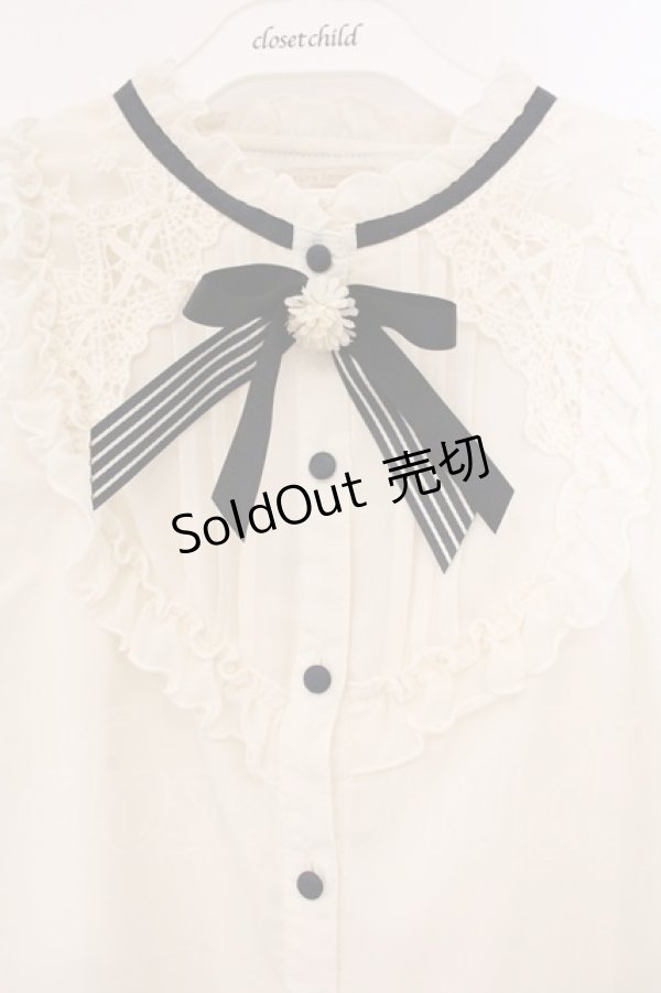 画像2: axes femme POETIQUE / 花ブローチ付プチスタンドブラウス M キナリ O-26-04-09-059-AX-BL-OW-OS (2)