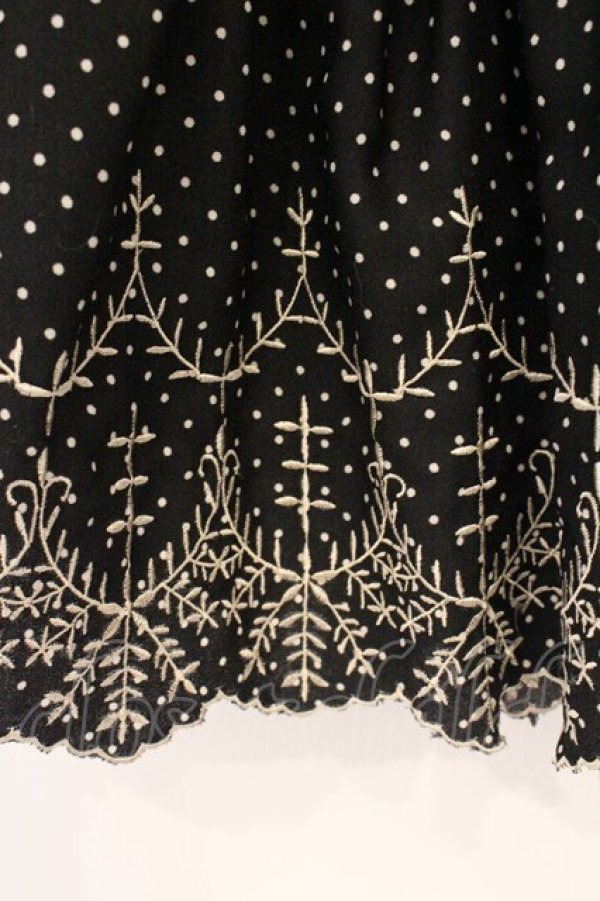 画像2: axes femme / 刺繍入りドットスカート  クロ O-26-04-09-071-AX-SK-IG-OS (2)