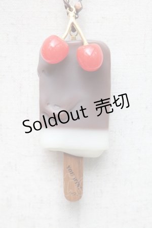 画像: Q-pot. / チェリーチョコレートアイスキャンディバーネックレス  ブラウン S-24-09-24-007-QP-AC-AS-ZI