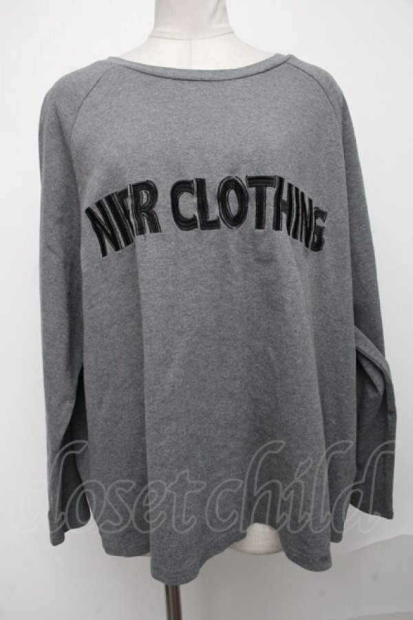 画像1: NieR Clothing / ロゴ刺繍トップス  グレー S-25-01-05-025-PU-TO-AS-ZT139 (1)