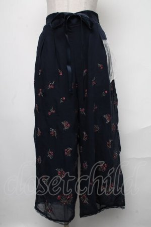 画像: axes femme / 小花刺繍リラックスワイドパンツ  紺 S-25-01-17-074-AX-BL-HR-ZI