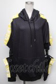 画像1: NieR Clothing / バックルデザイン半袖パーカー  黒ｘイエロー S-25-01-22-1061-PU-TO-AS-ZS (1)