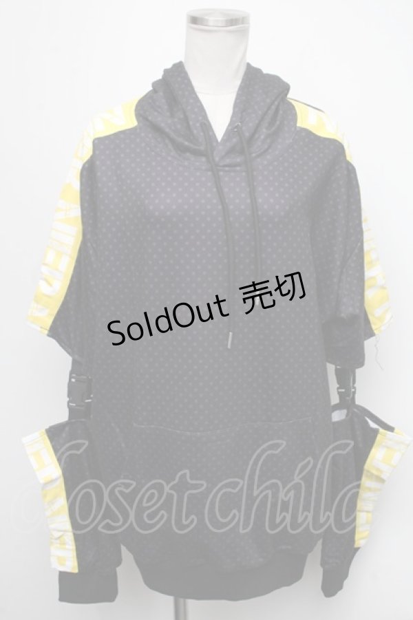 画像1: NieR Clothing / バックルデザイン半袖パーカー  黒ｘイエロー S-25-01-22-1061-PU-TO-AS-ZS (1)