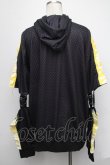 画像2: NieR Clothing / バックルデザイン半袖パーカー  黒ｘイエロー S-25-01-22-1061-PU-TO-AS-ZS (2)