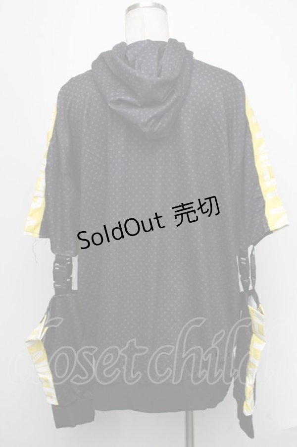 画像2: NieR Clothing / バックルデザイン半袖パーカー  黒ｘイエロー S-25-01-22-1061-PU-TO-AS-ZS (2)