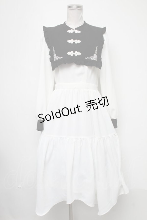 画像1: axes femme POETIQUE / チャイナボタン刺繍襟付ワンピース  黒ｘ白 S-25-02-15-053-AX-OP-HR-ZS (1)
