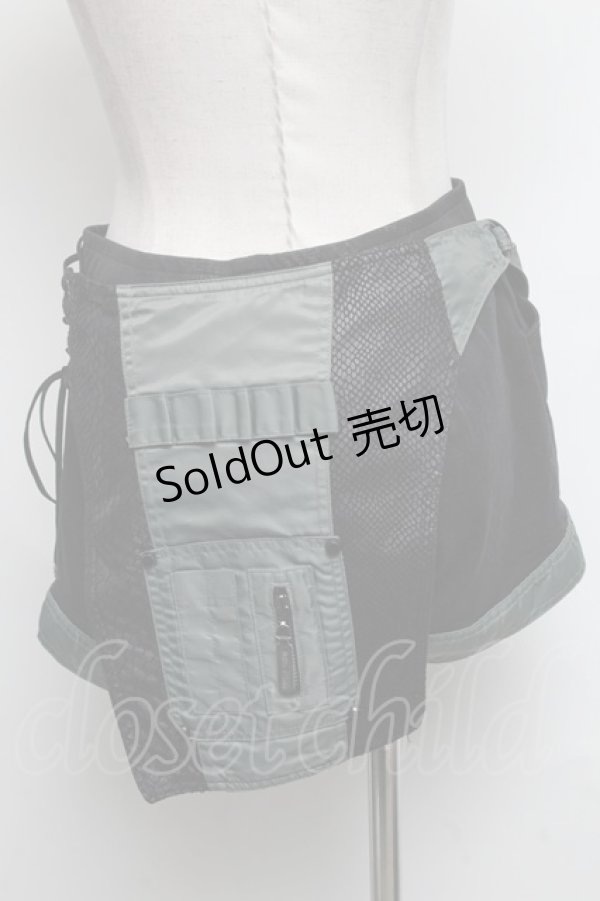 画像2: Qutie Frash / フラップ付きショートパンツ  黒ｘカーキ S-25-03-06-084-QU-PA-AS-ZS (2)