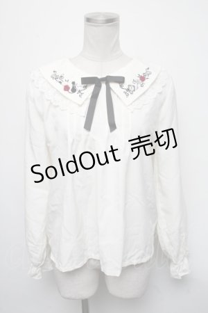 画像: axes femme / リボン付き猫刺繍ブラウスプルオーバー  オフ S-25-03-09-021-AX-BL-HR-ZS