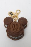 画像1: Q-pot. / ミッキーマウス/チョコミントクッキーサンドバックチャーム  ブラウン S-25-03-10-010-QP-AC-HR-ZS (1)