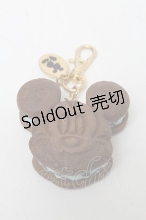 画像: Q-pot. / ミッキーマウス/チョコミントクッキーサンドバックチャーム  ブラウン S-25-03-10-010-QP-AC-HR-ZS