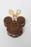画像2: Q-pot. / ミッキーマウス/チョコミントクッキーサンドバックチャーム  ブラウン S-25-03-10-010-QP-AC-HR-ZS (2)