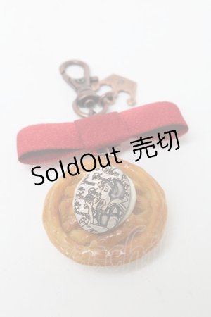 画像: Q-pot. / 白雪姫 アップルパイ・バッグチャーム  ブラウン S-25-03-10-017-QP-ZA-AS-ZS