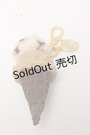 画像: Q-pot. / クッキーアンドクリーム＆カフェモカ ダブルアイスクリームバッグチャーム  ベージュ S-25-03-10-018-QP-ZA-HR-ZS