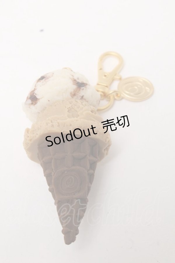 画像1: Q-pot. / クッキーアンドクリーム＆カフェモカ ダブルアイスクリームバッグチャーム  ベージュ S-25-03-10-018-QP-ZA-HR-ZS (1)