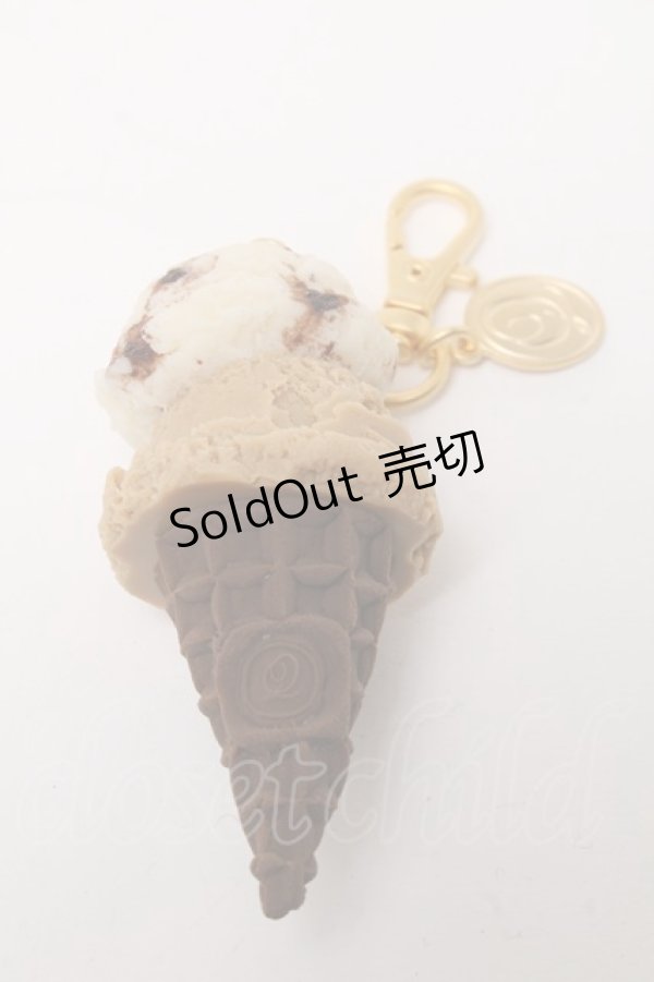 画像2: Q-pot. / クッキーアンドクリーム＆カフェモカ ダブルアイスクリームバッグチャーム  ベージュ S-25-03-10-018-QP-ZA-HR-ZS (2)
