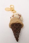 画像3: Q-pot. / クッキーアンドクリーム＆カフェモカ ダブルアイスクリームバッグチャーム  ベージュ S-25-03-10-018-QP-ZA-HR-ZS (3)