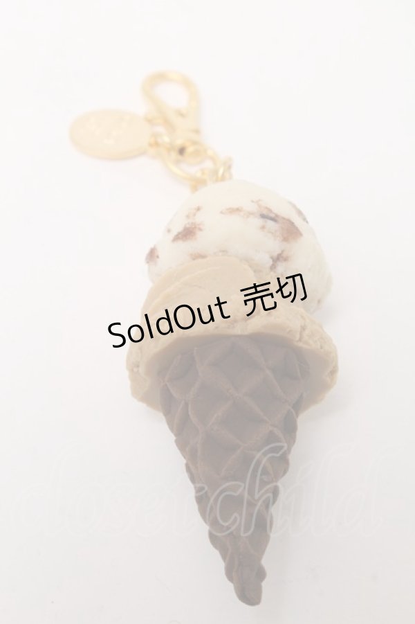 画像3: Q-pot. / クッキーアンドクリーム＆カフェモカ ダブルアイスクリームバッグチャーム  ベージュ S-25-03-10-018-QP-ZA-HR-ZS (3)