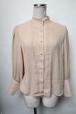 画像1: Maison de FLEUR Petite Robe canone / スタンドカラーブラウスブラウス  ベージュ S-25-03-17-033-EL-TO-AS-ZS (1)