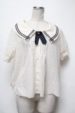 画像1: Fi.n.t / タイブローチ付きブラウス  オフ S-25-03-22-020-CA-BL-HR-ZS (1)