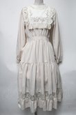 画像1: axes femme POETIQUE / ブロッキングブーケ刺繍ワンピース  ベージュ S-25-04-19-051-AX-OP-HR-ZS (1)