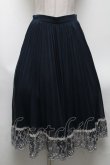 画像1: axes femme / カラー刺繍レースプリーツスカート  紺 S-25-04-19-062-AX-SK-HR-ZS (1)