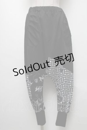 画像: NieR Clothing / 転写プリントサルエルパンツ  黒 S-25-04-25-059-PU-PA-HR-ZS