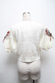 画像2: axes femme / ブーケ刺繍ショートカーデ  白 S-25-04-28-009-AX-TO-HR-ZS (2)