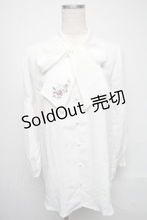 画像: axes femme / 刺繍入りリボンロングブラウス  白 S-25-05-16-013-AX-BL-HR-ZS