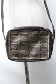 画像1: Q-pot. / チョコレートバーショルダーバッグ  ブラウン S-25-05-21-029-QP-BG-AS-ZS (1)