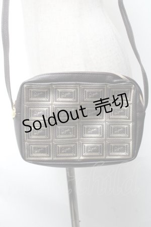 画像: Q-pot. / チョコレートバーショルダーバッグ  ブラウン S-25-05-21-029-QP-BG-AS-ZS