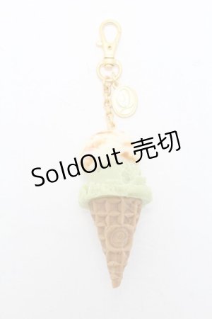 画像: Q-pot. / シーソルトキャラメル＆ピスタチオダブルアイスクリームバッグチャーム  ベージュｘグリーン S-25-05-28-003-QP-AC-HR-ZS