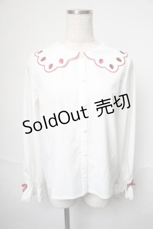 画像: axes femme kawaii / スカラップ苺刺繍ブラウス  白 S-25-05-31-018-AX-BL-HR-ZS