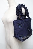 画像2: Maison de FLEUR / ダイヤキルトリボンフリルハンドルトートバッグ  紺 S-25-06-01-023-LO-BG-HR-ZS (2)