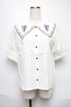 画像: axes femme POETIQUE / ブーケ刺繍スカラップ襟ブラウス  キナリ S-25-06-11-017-AX-BL-AS-ZS