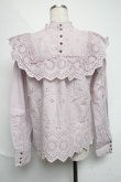 画像2: axes femme POETIQUE / 刺繍レースフリルブラウス  ピンク S-25-06-11-032-AX-TO-AS-ZI (2)