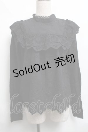 画像: axes femme POETIQUE / 刺繍レースフリルブラウス  黒 S-25-06-11-038-AX-TO-AS-ZI
