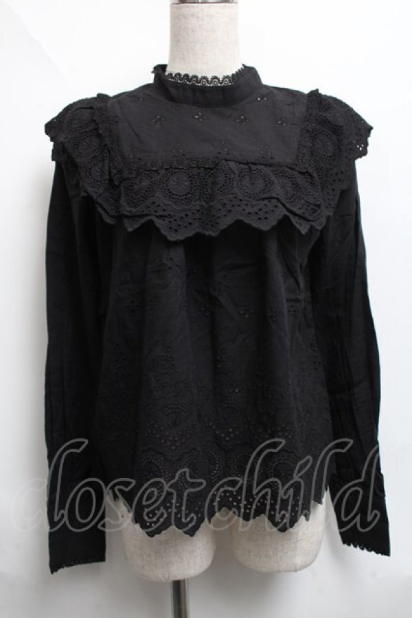 画像1: axes femme POETIQUE / 刺繍レースフリルブラウス  黒 S-25-06-11-038-AX-TO-AS-ZI (1)