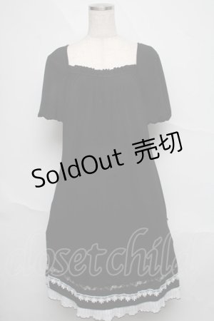 画像: Ozz Croce / 裾プリーツ刺繍ワンピース  黒ｘ白 S-25-06-20-040-OO-OP-HR-ZS