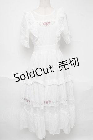 画像: axes femme POETIQUE / フラワー刺繍ピナフォアワンピース  白 S-25-06-26-040-AX-OP-HR-ZS