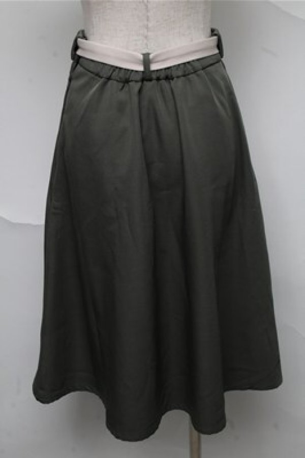 画像2: F i.n.t / 配色ベルトボタンダウンフラップスカート  グリーン S-25-06-27-051-CA-SK-HR-ZT483 (2)