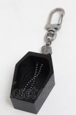 画像2: Q-pot. / 棺桶バッグチャーム  黒 S-25-07-03-014-QP-AC-AS-ZS (2)