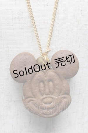 画像: Q-pot. / ミッキーマウス/チョコミントクッキーサンドアイスネックレス  ブラウン S-25-07-03-024-QP-AC-AS-ZS