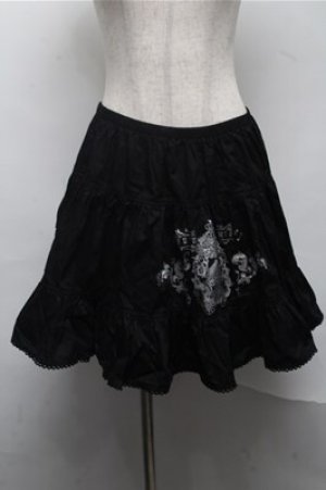 画像: PUTUMAYO / ロゴプリントバックティアードスカート  黒 S-25-07-14-065-PT-SK-HR-ZS