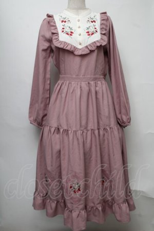 画像: axes femme POETIQUE / ブロッキングベリー刺繍ワンピース  ピンク S-25-07-30-040-AX-OP-HR-ZS