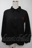 画像1: NieR Clothing / 胸元刺 シャツ  黒ｘ赤 S-25-08-02-025-PU-PA-HR-ZS (1)