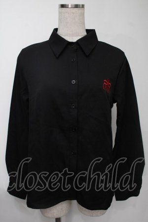 画像: NieR Clothing / 胸元刺 シャツ  黒ｘ赤 S-25-08-02-025-PU-PA-HR-ZS