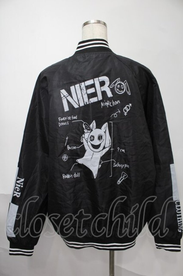 画像2: NieR Clothing / プリントナイロンスタジャン  黒 S-25-08-02-034-PU-JA-HR-ZS (2)