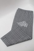 画像1: NieR Clothing / 羽刺繍チェックレッグウォーマー  グレー S-25-08-09-005-PU-ZA-HR-ZS (1)