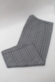 画像2: NieR Clothing / 羽刺繍チェックレッグウォーマー  グレー S-25-08-09-005-PU-ZA-HR-ZS (2)